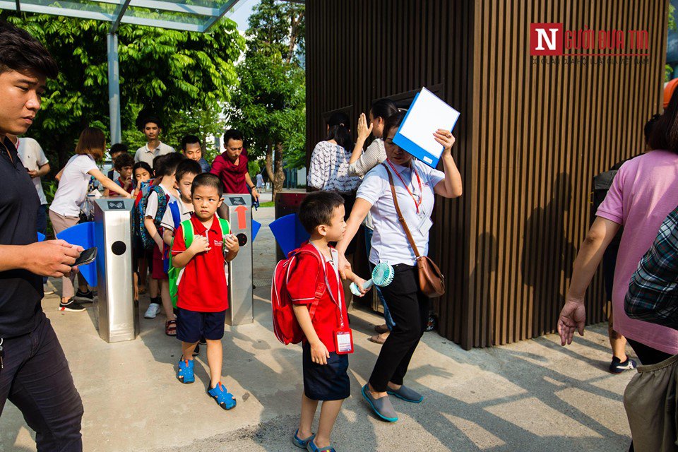 vu hs truong gateway tu vong: ong ngoai tiet lo ve chiec ao trang be mac khi cap cuu - 1