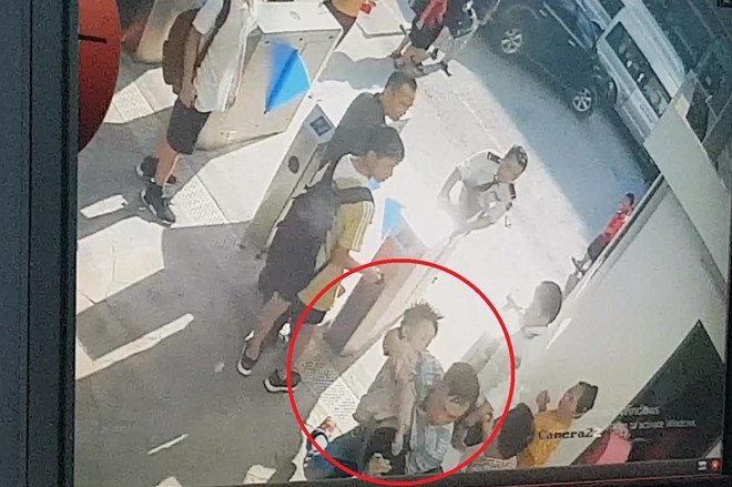 vu hs truong gateway tu vong: ong ngoai tiet lo ve chiec ao trang be mac khi cap cuu - 3