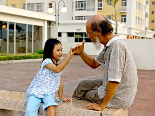 Bán nhà theo con xuống phố: Xót xa cảnh cha mẹ bị giam lỏng giữa... lưng chừng trời