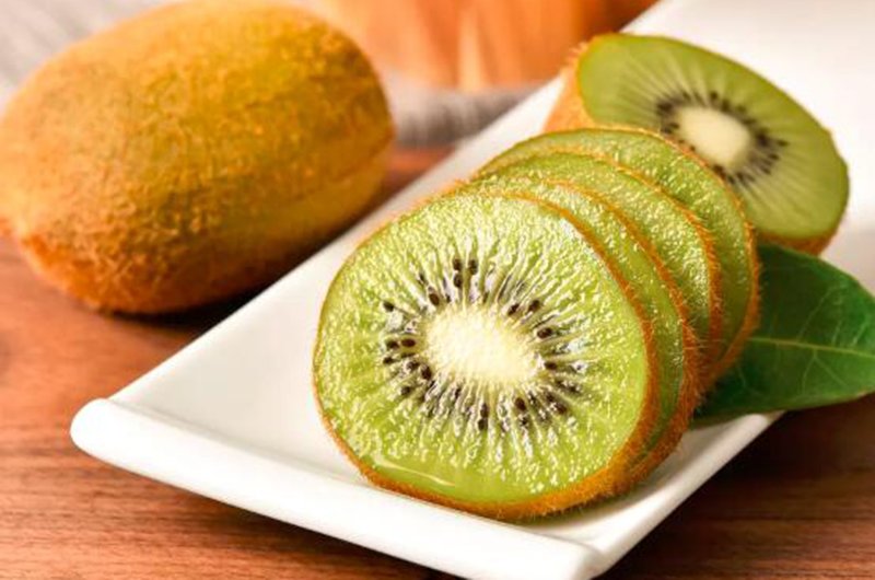 Mùa hè, nước của cơ thể bốc hơi nhanh hơn, môi dễ bị khô, nứt nẻ và quả kiwi chứa rất nhiều vitamin có thể ngăn ngừa môi nứt nẻ.
