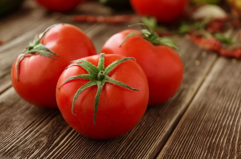Hôi miệng sẽ ảnh hưởng nghiêm trọng đến giao tiếp, khiến bạn ngại ngùng, ăn cà chua vào buổi tối có thể làm sạch đường tiêu hóa, điều hòa hệ thực vật, cải thiện tình trạng miệng hôi.
