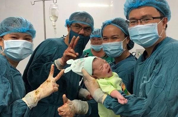 Bác sĩ tươi cười chụp ảnh cùng bé sơ sinh, câu chuyện phía sau càng khiến dân mạng xúc động - 1