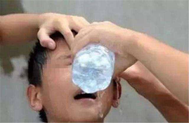 be trai cho tui hut am vao coc nuoc, chi trong tich tac gia dinh phai om di vien - 4