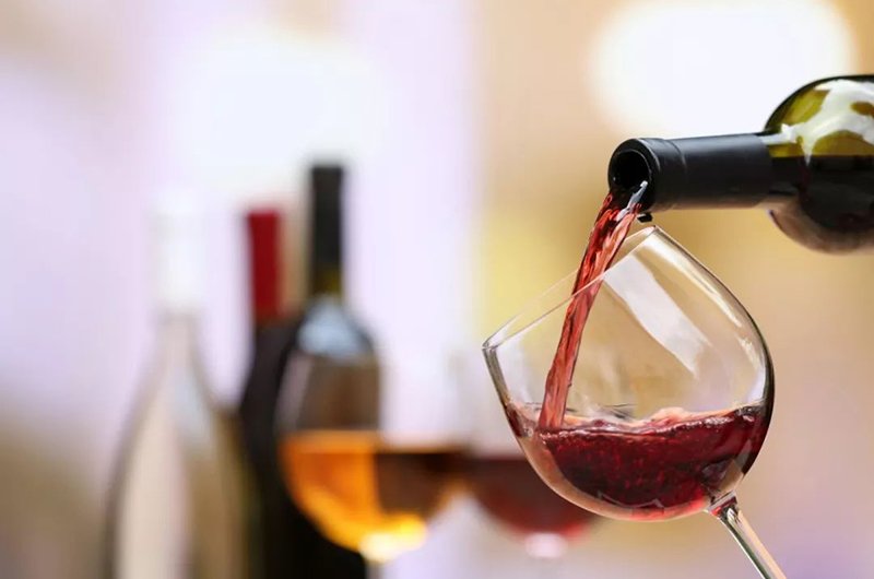 Uống một chút rượu vang đỏ trước khi đi ngủ, không chỉ có thể giúp tiêu hóa, mà còn cải thiện chất lượng giấc ngủ. Rượu vang đỏ có thể giảm nhăn da, trì hoãn lão hóa.
