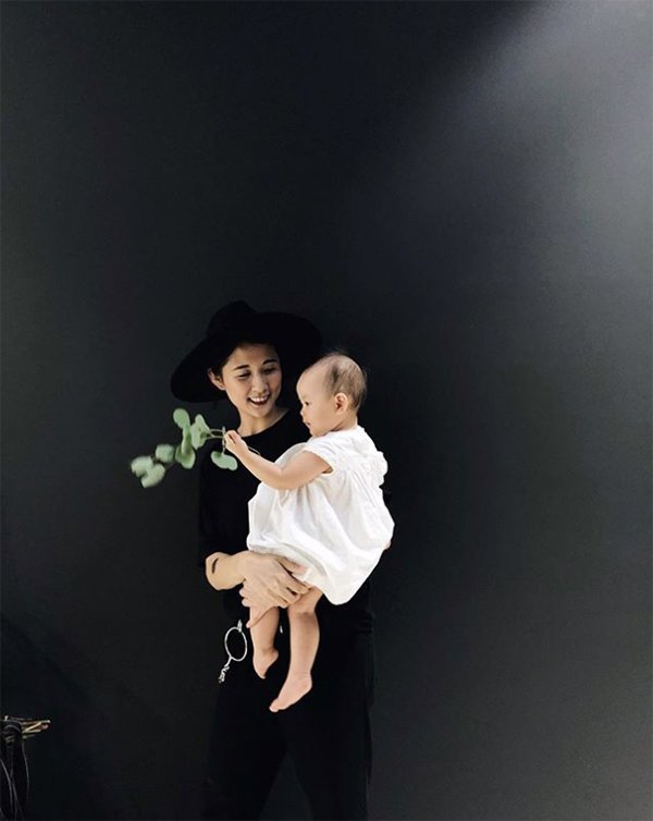 Mấy ai được như cặp mẹ con này, chỉ diện toàn đồ đen trắng cũng khiến dân tình mê mẩn - 4