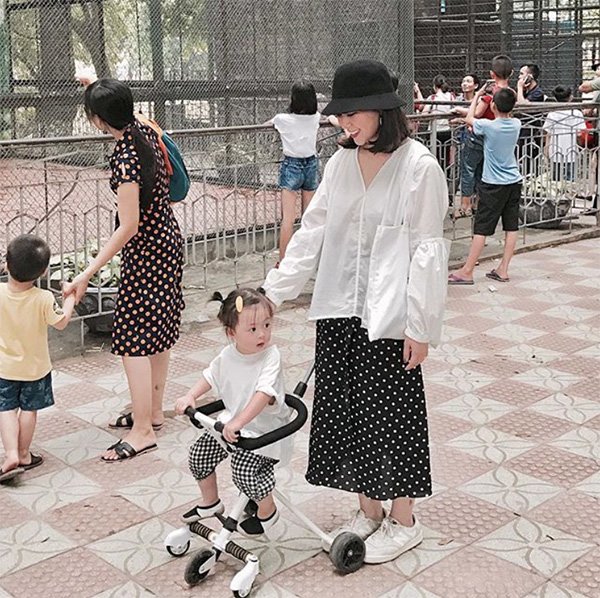 Mấy ai được như cặp mẹ con này, chỉ diện toàn đồ đen trắng cũng khiến dân tình mê mẩn - 14