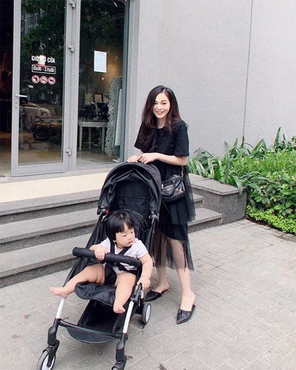 Mấy ai được như cặp mẹ con này, chỉ diện toàn đồ đen trắng cũng khiến dân tình mê mẩn - 9