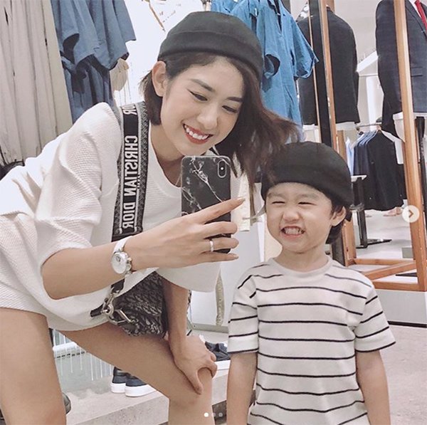 Mấy ai được như cặp mẹ con này, chỉ diện toàn đồ đen trắng cũng khiến dân tình mê mẩn - 11
