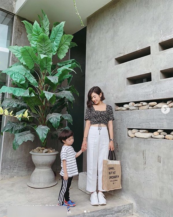 Mấy ai được như cặp mẹ con này, chỉ diện toàn đồ đen trắng cũng khiến dân tình mê mẩn - 10