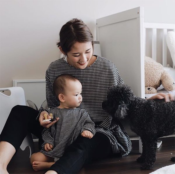 Mấy ai được như cặp mẹ con này, chỉ diện toàn đồ đen trắng cũng khiến dân tình mê mẩn - 8