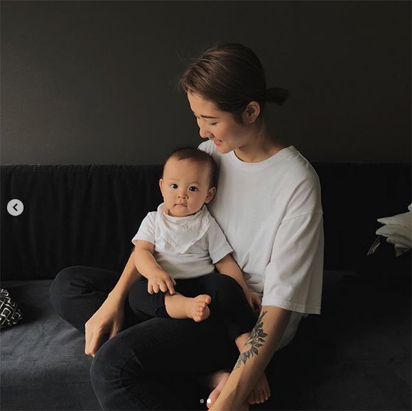 Mấy ai được như cặp mẹ con này, chỉ diện toàn đồ đen trắng cũng khiến dân tình mê mẩn - 1