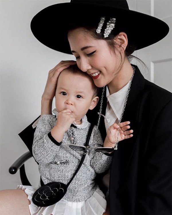 Mấy ai được như cặp mẹ con này, chỉ diện toàn đồ đen trắng cũng khiến dân tình mê mẩn - 5
