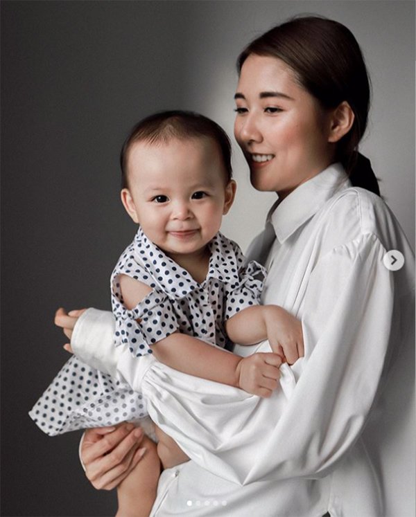 Mấy ai được như cặp mẹ con này, chỉ diện toàn đồ đen trắng cũng khiến dân tình mê mẩn - 3