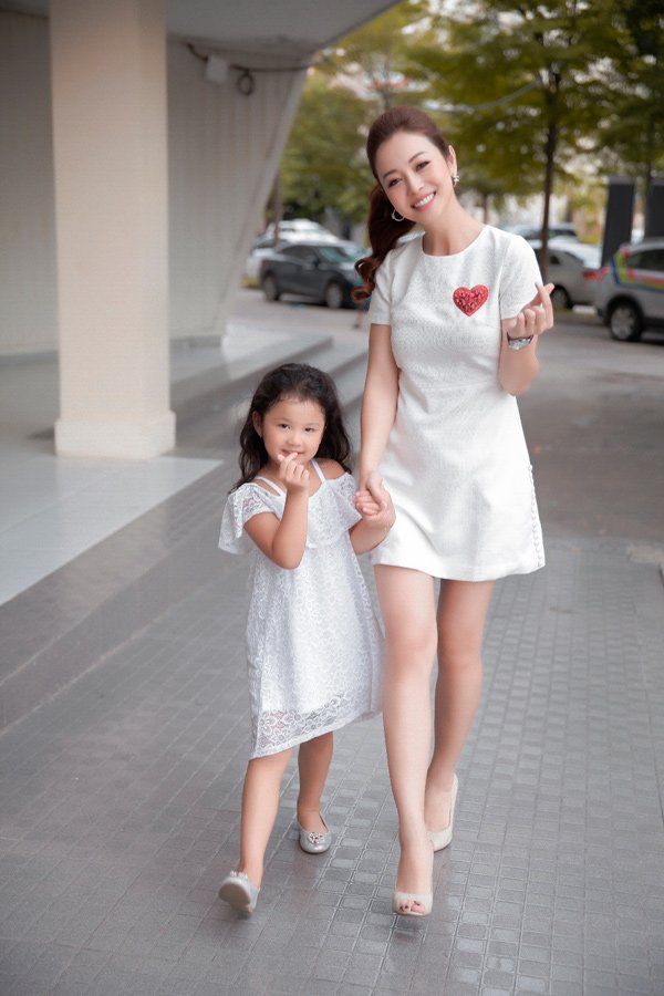 Mấy ai được như cặp mẹ con này, chỉ diện toàn đồ đen trắng cũng khiến dân tình mê mẩn - 12