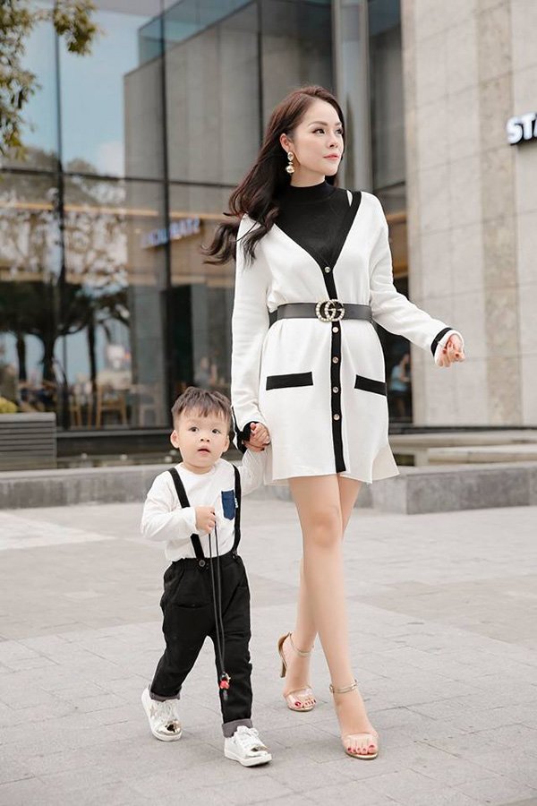 Mấy ai được như cặp mẹ con này, chỉ diện toàn đồ đen trắng cũng khiến dân tình mê mẩn - 13