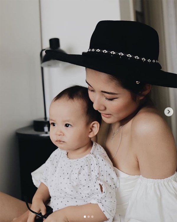 Mấy ai được như cặp mẹ con này, chỉ diện toàn đồ đen trắng cũng khiến dân tình mê mẩn - 6