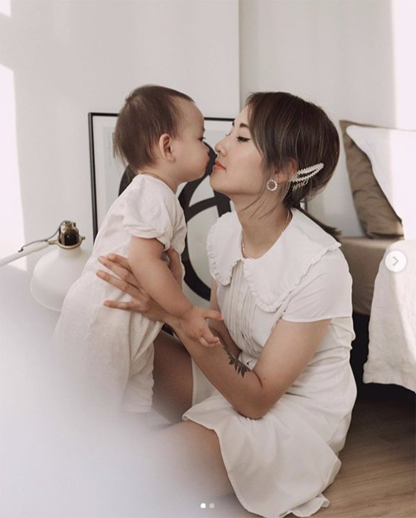 Mấy ai được như cặp mẹ con này, chỉ diện toàn đồ đen trắng cũng khiến dân tình mê mẩn - 7