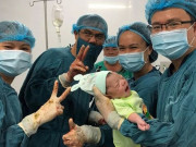 Bà bầu - Bác sĩ tươi cười chụp ảnh cùng bé sơ sinh, câu chuyện phía sau càng khiến dân mạng xúc động