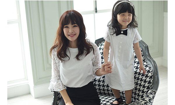 Mấy ai được như cặp mẹ con này, chỉ diện toàn đồ đen trắng cũng khiến dân tình mê mẩn - 17