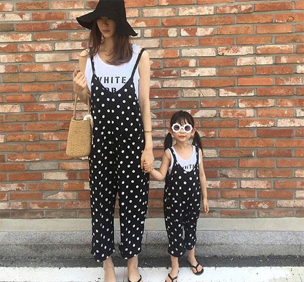 Mấy ai được như cặp mẹ con này, chỉ diện toàn đồ đen trắng cũng khiến dân tình mê mẩn - 15
