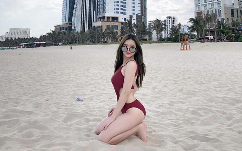 Xét với thời điểm mới được chú ý trên mạng xã hội đến nay, Linh Ka đã thay đổi ngoạn mục về gu thời trang từ nhàm chán sang một cô nàng bốc lửa và không ngại khoe da thịt với bikini dù tuổi đời còn nhỏ. 
