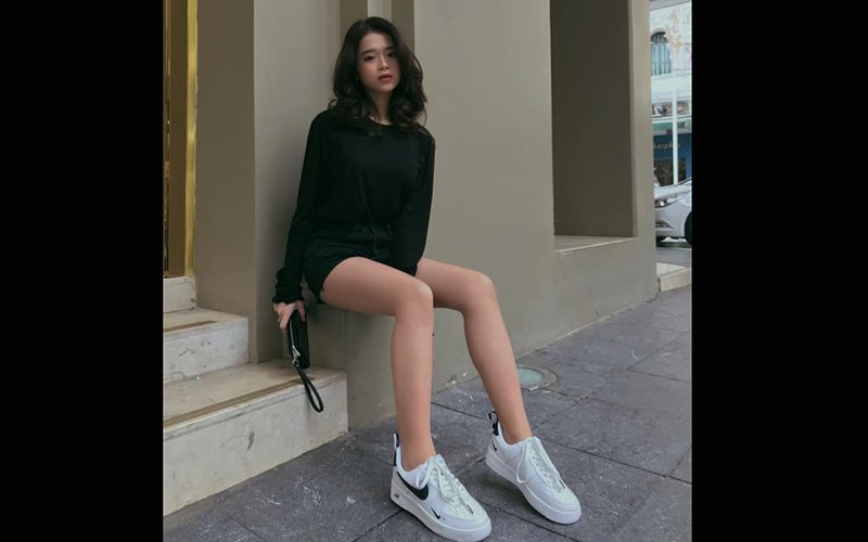 Một set đồ giấu quần màu đen được mix cùng giày thể thao trắng năng động nhưng đầy quyến rũ vừa được Linh Ka đăng tải lên mạng xã hội.
