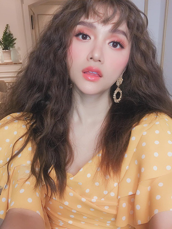 Hương Giang là nhân chứng sống cho câu amp;#34;Con gái không có son như đang nude đi ra đườngamp;#34; - 3