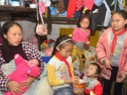 Bà bầu - 8 lần đẻ con gái, chồng bệnh tật vợ vẫn quyết mang bầu nữa để "ngẩng mặt với nhà chồng"