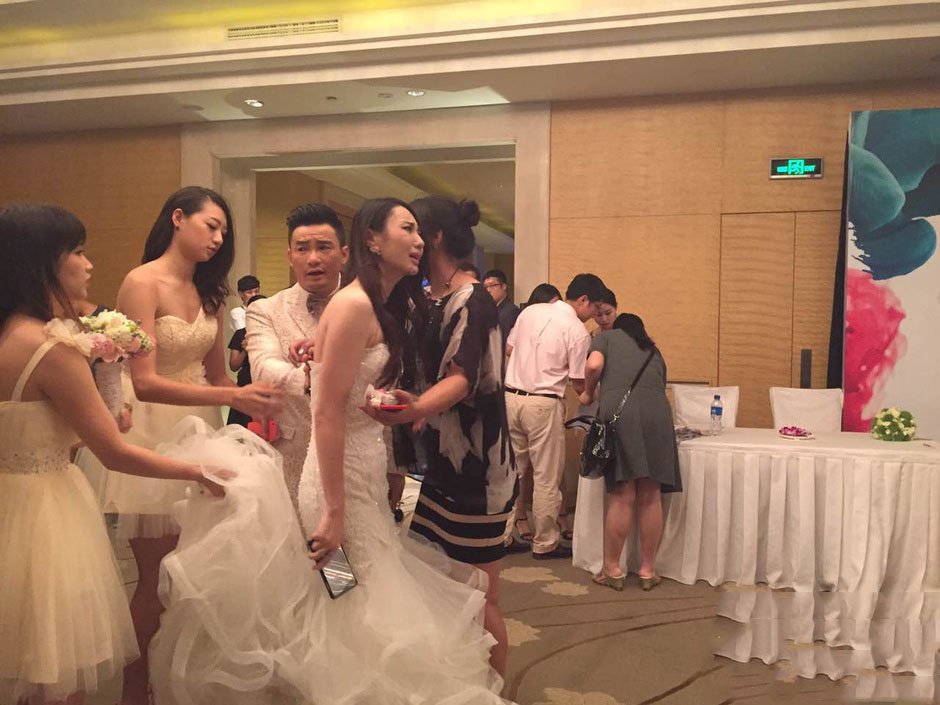 Cô dâu tháo vàng, trả thùng tiền mừng sau một cuộc điện thoại ngay ngày cưới - 2