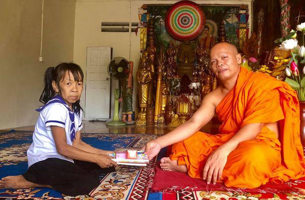 be 10 tuoi mang khuon mat ba lao 60, dan lang cho rang vi "tra no nghiep xau kiep truoc" - 1