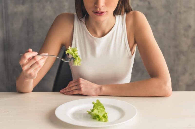 Các nhà nghiên cứu Nhật Bản đã so sánh chế độ ăn uống của 51 bệnh nhân Alzheimer với những người khỏe mạnh cùng tuổi và thấy rằng bệnh nhân sa sút trí tuệ nam tiêu thụ calo nhiều hơn 30% so với người khỏe mạnh, đặc biệt là ngũ cốc, thịt và dầu thực vật.
