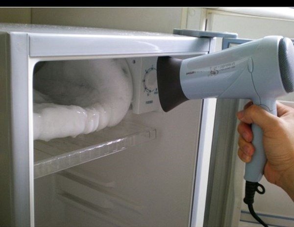 Cầm máy sấy đứng trước tủ lạnh 5 phút, bạn sẽ vỡ òa khi thấy thứ chảy ra bên trong - 2