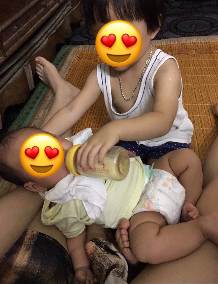 Ganh tị vì mẹ chăm em hơn, bé 2 tuổi lẻn vào phòng em làm điều khiến mẹ xót xa - 2
