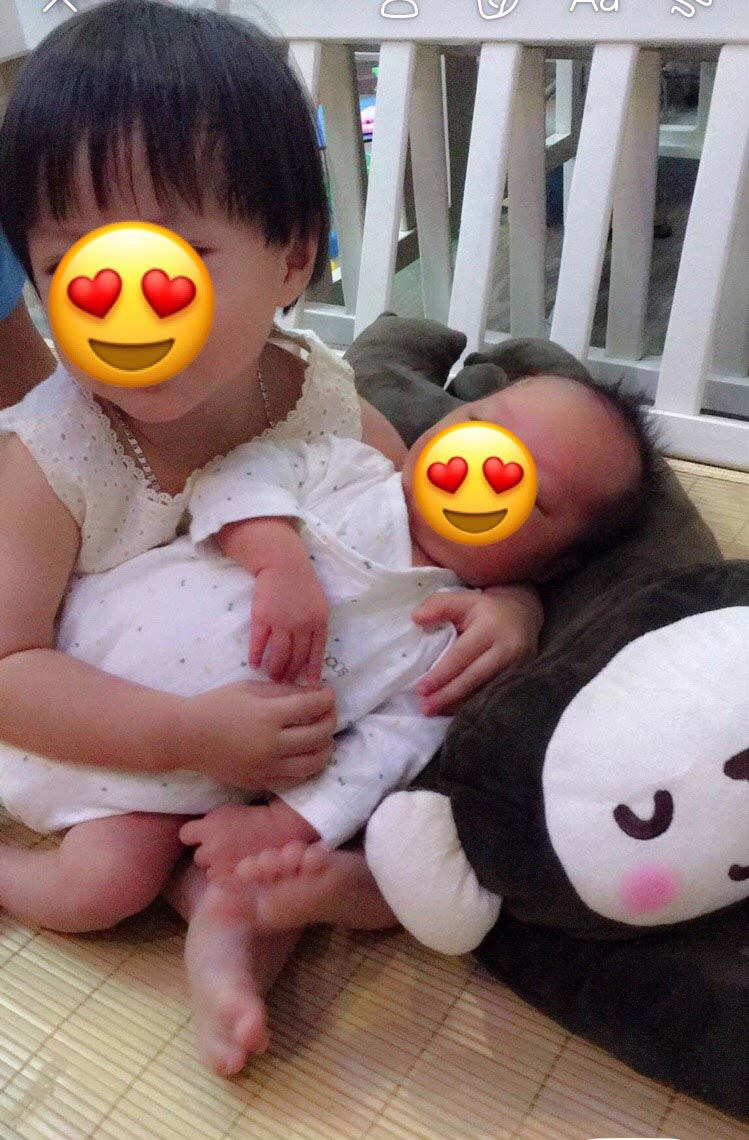 Ganh tị vì mẹ chăm em hơn, bé 2 tuổi lẻn vào phòng em làm điều khiến mẹ xót xa - 4
