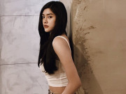 Sao Việt - Hoa hậu Huỳnh Tiên tự tin khoe dáng trên đường phố Đài Loan mặc trời mưa bão