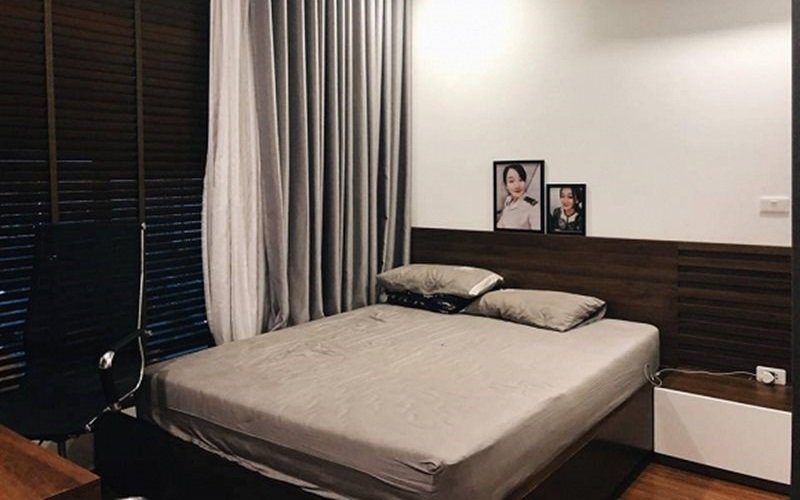 Phòng ngủ tông màu xám được trang trí thêm bằng những bức ảnh của 2 người.
