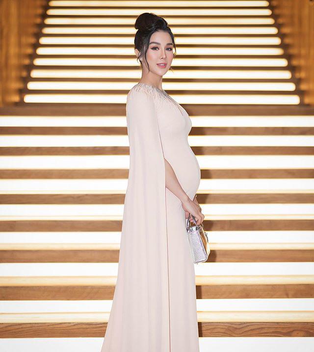 Bộ đôi bà bầu thời thượng Vbiz: Lan Khuê mê váy áo thoải mái, Diệp Lâm Anh amp;#34;nghiệnamp;#34; đầm bó sát - 10