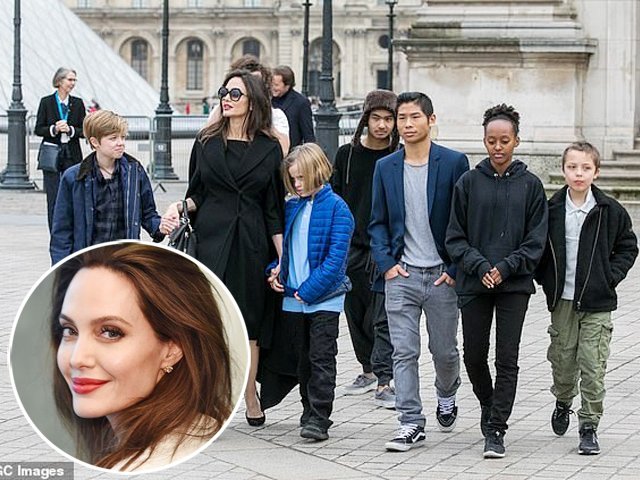 Giàu như Angelina Jolie nhưng vẫn bắt các con phải mặc quần áo và ăn đồ giá rẻ?