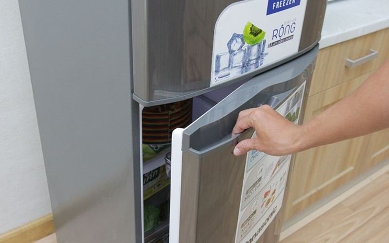 Người tiêu dùng cần phải chắc chắn rằng, điện áp nguồn phải phù hợp với tủ lạnh tuyệt đối không được để tăng hay giảm xuống bất chợt sẽ vô cùng nguy hiểm. Vì thế điện áp phù hợp nhất cho tủ lạnh luôn giữ ở mức 220V.  
