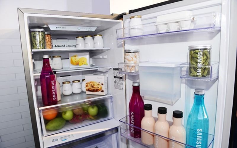 Tủ lạnh đầy thức ăn sẽ làm lạnh nhanh hơn so với tủ lạnh trống. Nếu tủ lạnh bạn không chứa nhiều đồ, hãy để nhiều chai nước vào làm lạnh trong tủ. Như thế tủ lạnh sẽ hoạt động hiệu quả hơn mà lại ít tốn điện năng.
