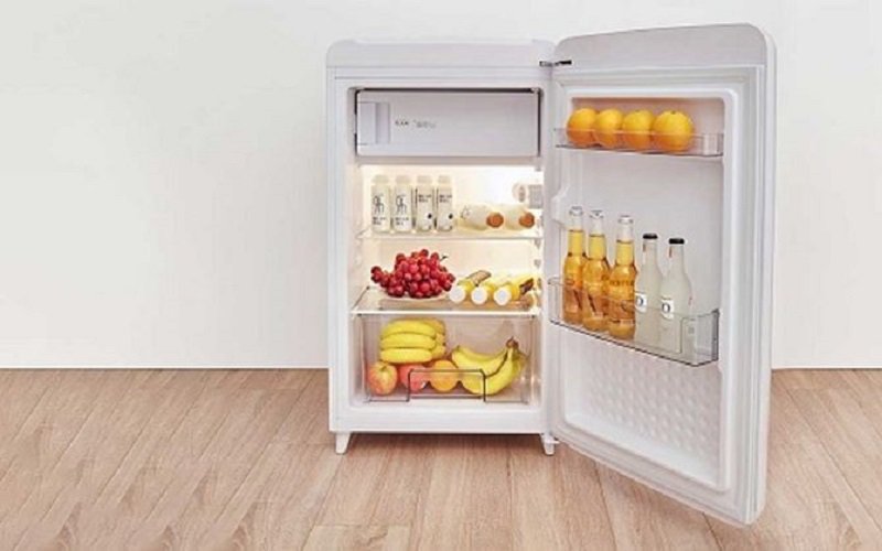 Thường xuyên để thực phẩm tiếp xúc với phía trong cùng của tủ lạnh sẽ làm rau củ dễ bị hỏng, chưa kể là khiến tủ làm lạnh làm việc kém hiệu quả, dẫn đến tốn điện hơn. Hãy chú ý để thực phẩm cách ra một khoảng với phía trong của tủ lạnh.
