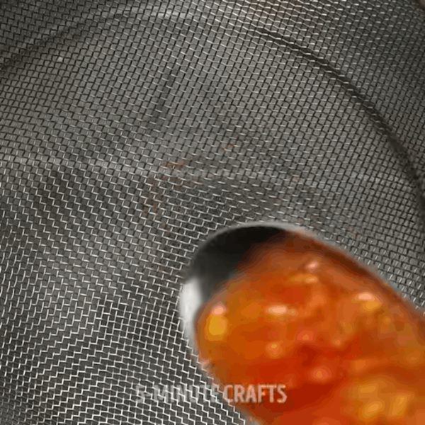 Bố trẻ mang hạt dưa hấu đùm trong giấy ăn, con gái bất ngờ thấy sự lạ sau 4 đêm - 5