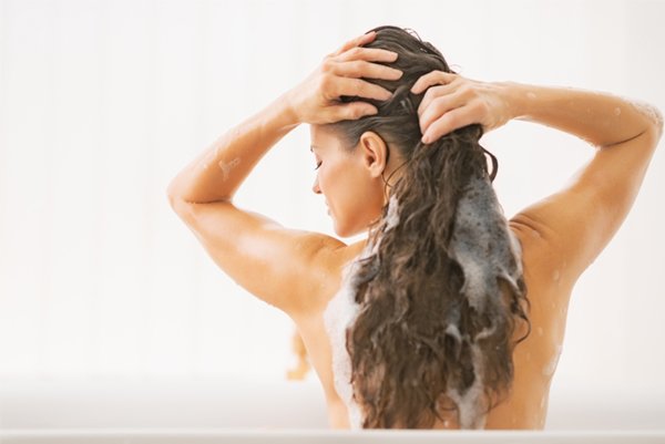 Tóc bị rụng mà Hamp;#39;Hen Niê cũng vui vẻ chụp hình được, lý do vì đâu? - 10