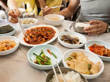 10 điều cấm kỵ đáng ngạc nhiên khi ăn uống tại các nước trên thế giới