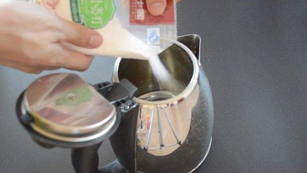 Bỏ thứ này vào ấm siêu tốc đun đúng 2 phút, thành quả bất ngờ khiến ai nhìn cũng sốc - 2