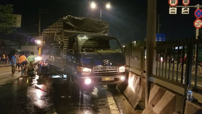 Cá đổ ngập đường phố Sài Gòn khi xe lật, nhiều người có hành động lạ - 3