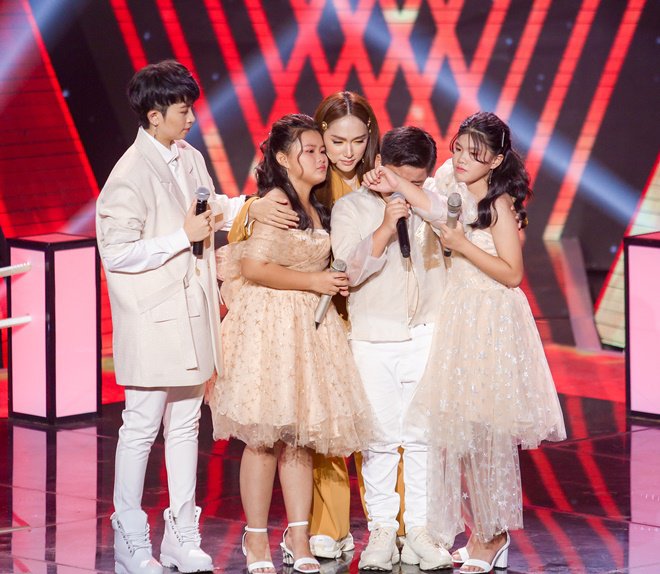 Hoa hậu Hương Giang ôm mặt khóc nức nở trên ghế nóng - 7