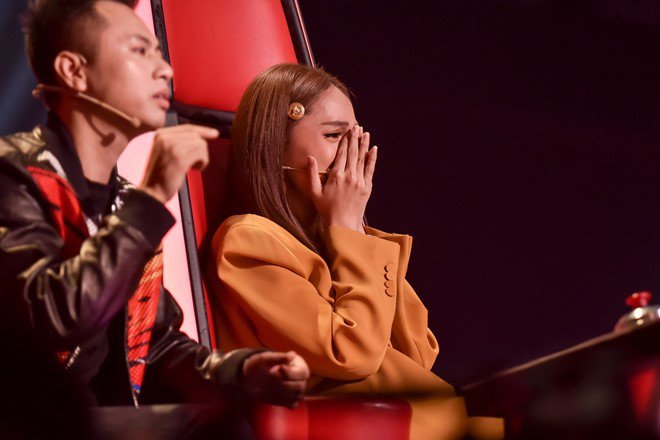 Hoa hậu Hương Giang ôm mặt khóc nức nở trên ghế nóng - 2