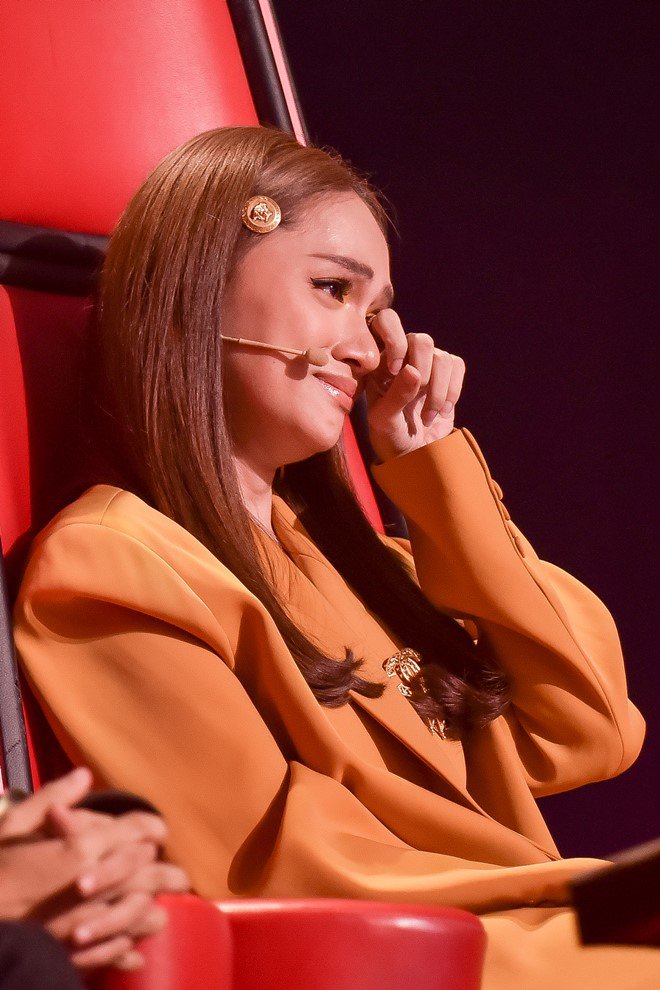 Hoa hậu Hương Giang ôm mặt khóc nức nở trên ghế nóng - 3
