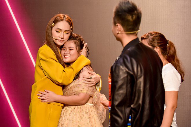 Hoa hậu Hương Giang ôm mặt khóc nức nở trên ghế nóng - 9